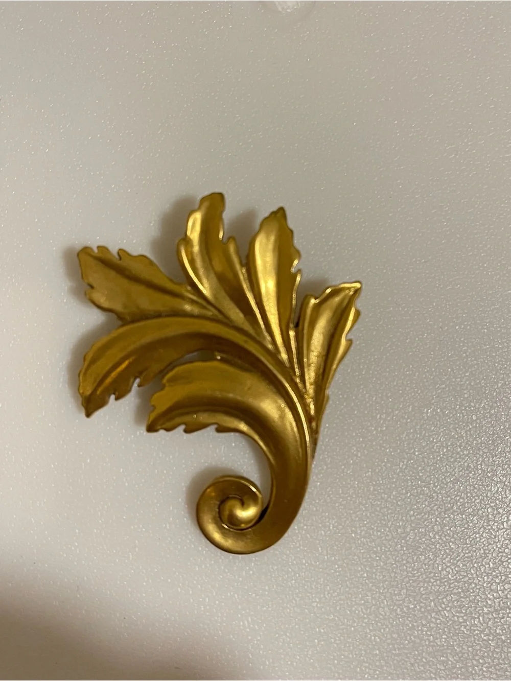 Vintage 1995 MMA Leaf Brooch Satin Gold Tone Metropolitan Museum of Art - Picture 1 of 4